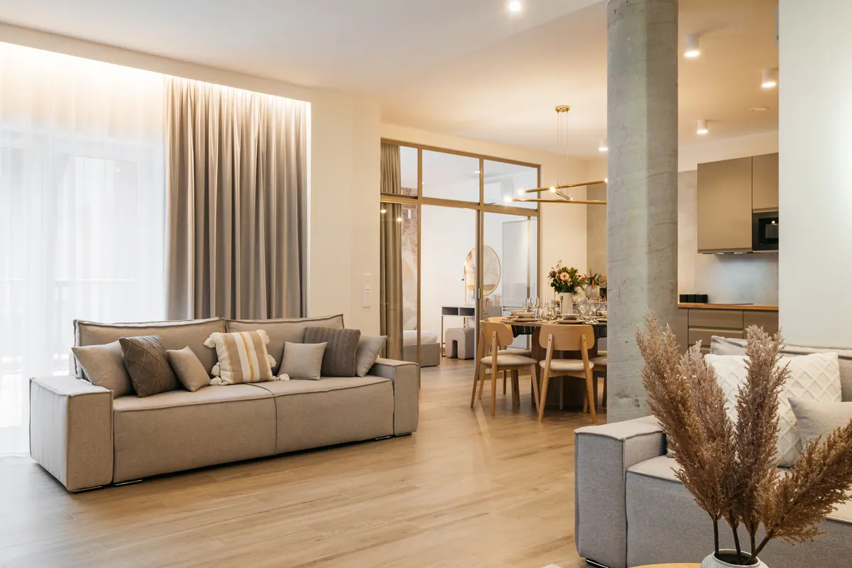 Jasny salon apartamentu w MUSE