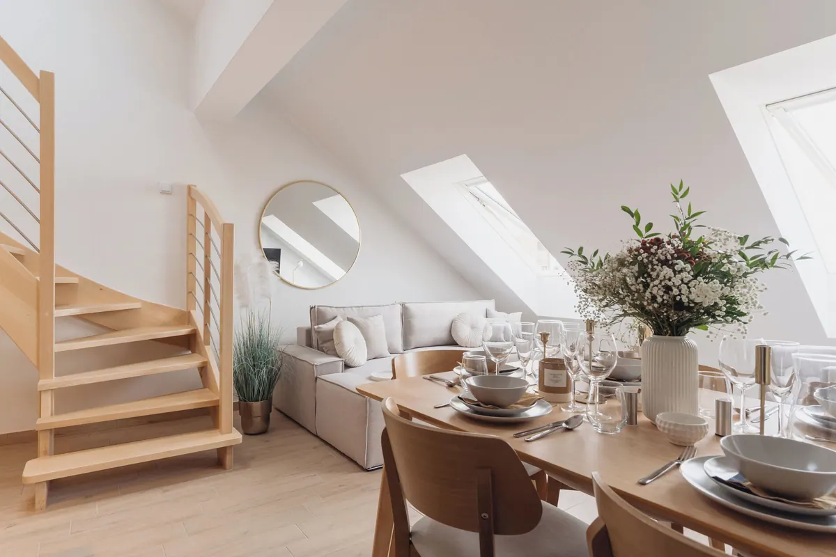 Dwupoziomowy penthouse z drewnianymi schodami