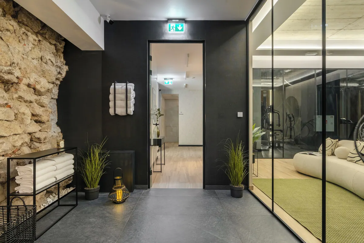 Wejście do strefy wellness z kamienną ścianą