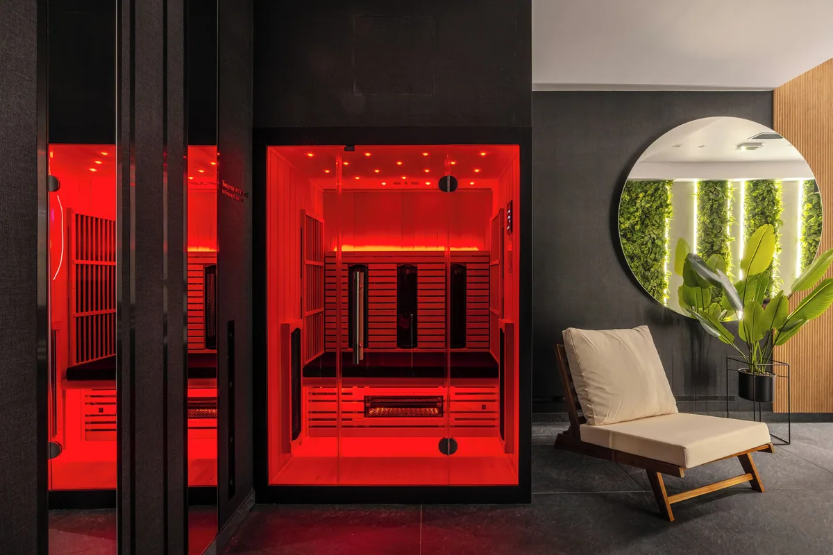 Sauna na podczerwień i leżak w strefie wellness