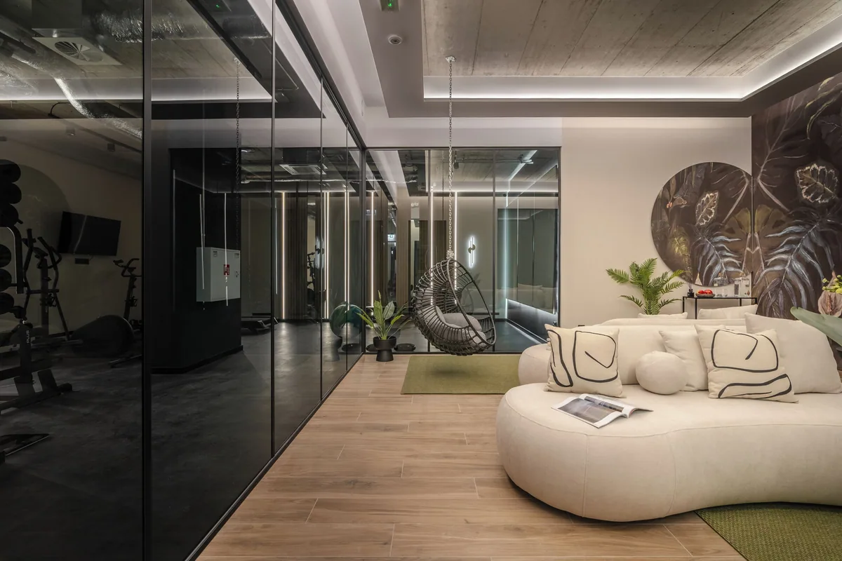 Lounge z miękkimi sofami